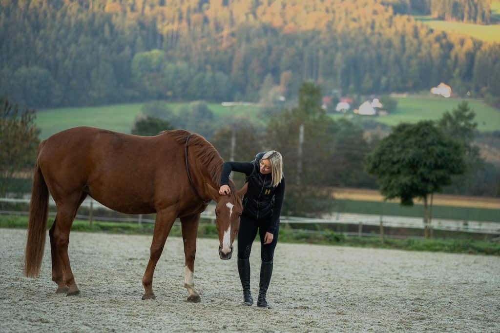 Reittrainerin Sara voller Vertrauen in Freiarbeit mit ihrem Pferd